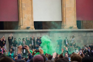 Gürcistan 'da hükümet karşıtı protestolar olarak da bilinen Gürcistan Parlamentosu önünde düzenlenen protestolar. Birlikte dans ederiz, birlikte savaşırız. Gösterim.