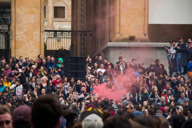 Gürcistan 'da hükümet karşıtı protestolar olarak da bilinen Gürcistan Parlamentosu önünde düzenlenen protestolar. Birlikte dans ederiz, birlikte savaşırız. Gösterim.