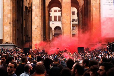 Gürcistan 'da hükümet karşıtı protestolar olarak da bilinen Gürcistan Parlamentosu önünde düzenlenen protestolar. Birlikte dans ederiz, birlikte savaşırız. Gösterim.