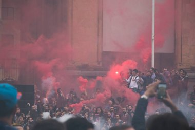 Gürcistan 'da hükümet karşıtı protestolar olarak da bilinen Gürcistan Parlamentosu önünde düzenlenen protestolar. Birlikte dans ederiz, birlikte savaşırız. Gösterim.