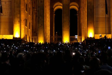 Gürcistan 'da hükümet karşıtı protestolar olarak da bilinen Gürcistan Parlamentosu önünde düzenlenen protestolar. Birlikte dans ederiz, birlikte savaşırız. Gösterim.