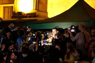 Gürcistan 'da hükümet karşıtı protestolar olarak da bilinen Gürcistan Parlamentosu önünde düzenlenen protestolar. Birlikte dans ederiz, birlikte savaşırız. Gösterim.
