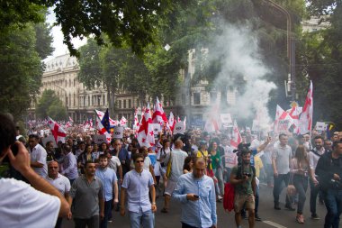 TBILISI, GEORGIA - 29 Haziran 2019: Gürcistan Parlamentosu önündeki Gürcistan protestoları, Gürcistan 'da Gavrilov' un Gecesi veya hükümet karşıtı protestolar olarak da bilinir. Tiflis, Gürcistan.