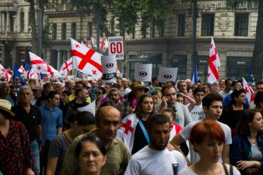 TBILISI, GEORGIA - 29 Haziran 2019: Gürcistan Parlamentosu önündeki Gürcistan protestoları, Gürcistan 'da Gavrilov' un Gecesi veya hükümet karşıtı protestolar olarak da bilinir. Tiflis, Gürcistan.
