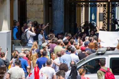 Gürcistan Parlamentosu önünde, Gavrilov 'un Gecesi veya Gürcistan' daki hükümet karşıtı protestolar olarak da bilinen protestolar düzenleniyor. Tiflis, Gürcistan.