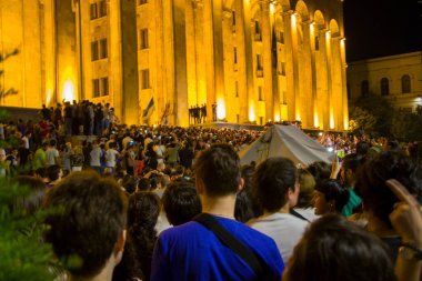 Gürcistan Parlamentosu önünde, Gavrilov 'un Gecesi veya Gürcistan' daki hükümet karşıtı protestolar olarak da bilinen protestolar düzenleniyor. Tiflis, Gürcistan.