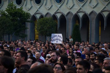 Gürcistan Parlamentosu önünde, Gavrilov 'un Gecesi veya Gürcistan' daki hükümet karşıtı protestolar olarak da bilinen protestolar düzenleniyor. Tiflis, Gürcistan.