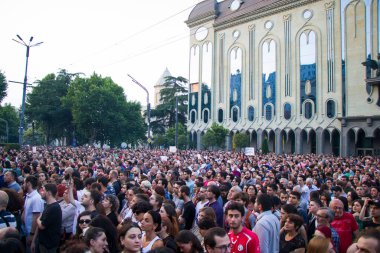 Gürcistan Parlamentosu önünde, Gavrilov 'un Gecesi veya Gürcistan' daki hükümet karşıtı protestolar olarak da bilinen protestolar düzenleniyor. Tiflis, Gürcistan.