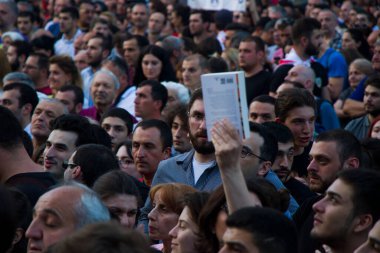 Gürcistan Parlamentosu önünde, Gavrilov 'un Gecesi veya Gürcistan' daki hükümet karşıtı protestolar olarak da bilinen protestolar düzenleniyor. Tiflis, Gürcistan.