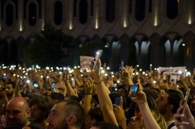 Gürcistan Parlamentosu önünde, Gavrilov 'un Gecesi veya Gürcistan' daki hükümet karşıtı protestolar olarak da bilinen protestolar düzenleniyor. Tiflis, Gürcistan.