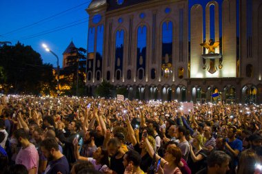 Gürcistan Parlamentosu önünde, Gavrilov 'un Gecesi veya Gürcistan' daki hükümet karşıtı protestolar olarak da bilinen protestolar düzenleniyor. Tiflis, Gürcistan.