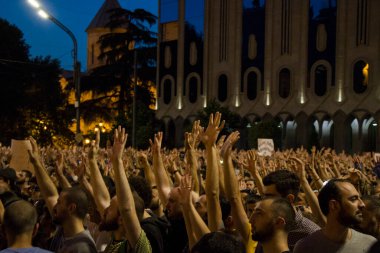 Gürcistan Parlamentosu önünde, Gavrilov 'un Gecesi veya Gürcistan' daki hükümet karşıtı protestolar olarak da bilinen protestolar düzenleniyor. Tiflis, Gürcistan.
