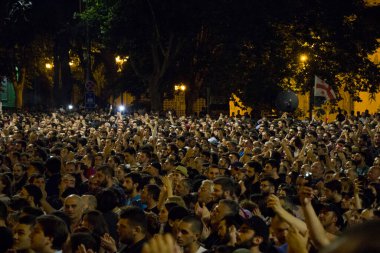Gürcistan Parlamentosu önünde, Gavrilov 'un Gecesi veya Gürcistan' daki hükümet karşıtı protestolar olarak da bilinen protestolar düzenleniyor. Tiflis, Gürcistan.