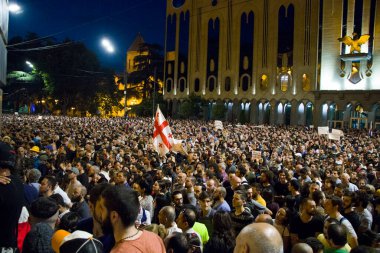 Gürcistan Parlamentosu önünde, Gavrilov 'un Gecesi veya Gürcistan' daki hükümet karşıtı protestolar olarak da bilinen protestolar düzenleniyor. Tiflis, Gürcistan.