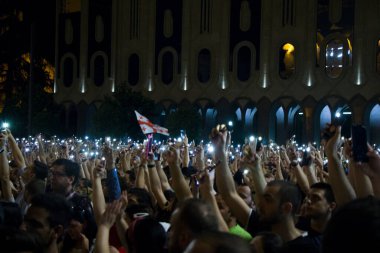 Gürcistan Parlamentosu önünde, Gavrilov 'un Gecesi veya Gürcistan' daki hükümet karşıtı protestolar olarak da bilinen protestolar düzenleniyor. Tiflis, Gürcistan.
