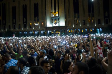 Gürcistan Parlamentosu önünde, Gavrilov 'un Gecesi veya Gürcistan' daki hükümet karşıtı protestolar olarak da bilinen protestolar düzenleniyor. Tiflis, Gürcistan.