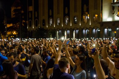 Gürcistan Parlamentosu önünde, Gavrilov 'un Gecesi veya Gürcistan' daki hükümet karşıtı protestolar olarak da bilinen protestolar düzenleniyor. Tiflis, Gürcistan.