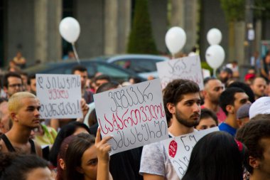 Gürcistan Parlamentosu önünde, Gavrilov 'un Gecesi veya Gürcistan' daki hükümet karşıtı protestolar olarak da bilinen protestolar düzenleniyor. Tiflis, Gürcistan.
