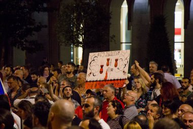 Gürcistan Parlamentosu önünde, Gavrilov 'un Gecesi veya Gürcistan' daki hükümet karşıtı protestolar olarak da bilinen protestolar düzenleniyor. Tiflis, Gürcistan.