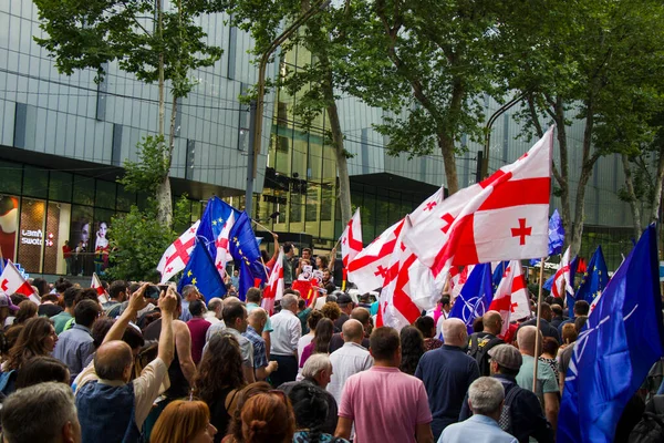 TBILISI, GEORGIA - 08 Temmuz 2019: Gavrilov 'un Gecesi veya hükümet karşıtı protestolar olarak da bilinen Gürcistan Parlamentosu önündeki protestolar