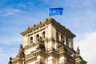 Reichstag 'ın ayıları, Berlin' in çalkantılı tarihine sessiz bir tanık ve şehrin en önemli tarihi binalarından biridir. Reichstag 'ın ünlü tarihi ve mimarisi ve Almanya bayrağı merkezde Berlin, Almanya