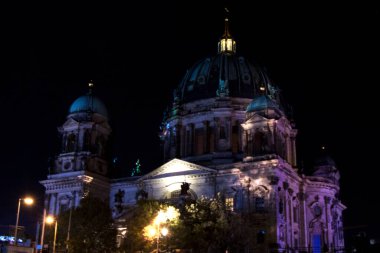 BERLİN, Almanya - 12 Ekim 2017 Berlin Katedrali Berlin 'deki Evanjelik Yüksek Kilise ve Kolej Kilisesi' nin yaygın adıdır. Mitte ilçesindeki Museum Island 'da yer almaktadır..