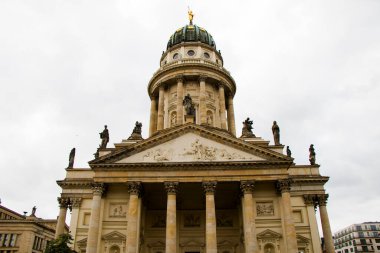 Berlin Katedrali, Evanjelik Yüksek Kilise ve Kolej Kilisesi 'nin yaygın adıdır. Mitte ilçesinin Müze Adası 'nda yer almaktadır. Berlin Müzesi 'nin ünlü tarihi eser ve mimarisi..
