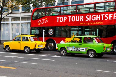 BERLİN, ALMANY - Sokak ulaşımı, otobüs ve arabalar