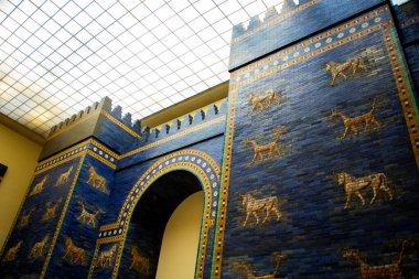 BERLİN, GERMANY - 13 Ekim 2017 - Berlin 'deki müze içi, Babil duvarı