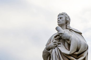 Berlin 'deki heykel, konser salonunun önündeki heykeller, Schiller Anıtı. Bulutlu gökyüzü.
