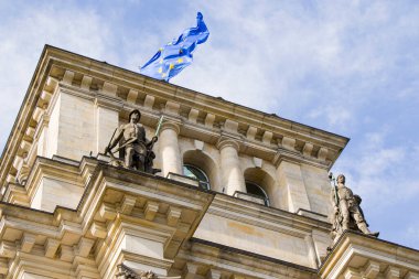 Berlin 'in çalkantılı tarihine sessiz tanık olan Reichstag, Berlin' in en önemli tarihi binalarından biridir..