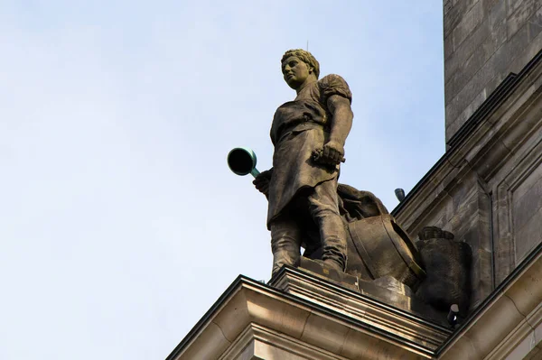 Statyn Berlin Reichstags Vittnar Tyst Berlins Turbulenta Historia Och Stadens — Stockfoto