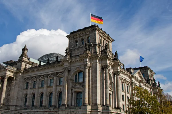Reichstag 'ın ayıları, Berlin' in çalkantılı tarihine sessiz bir tanık ve şehrin en önemli tarihi binalarından biridir. Reichstag 'ın ünlü tarihi ve mimarisi ve Almanya bayrağı merkezde Berlin, Almanya