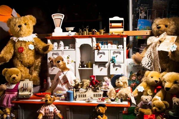 おもちゃ雑誌棚 おもちゃの大規模なグループ テディベアの馬や他のおもちゃ — ストック写真