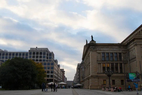 Берлин Германия Октября 2017 Года Здания Расположенные Площади Жандарменмаркт Недалеко — стоковое фото