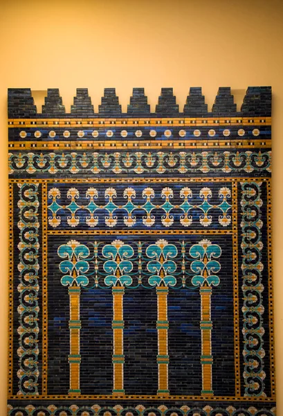 BERLİN, GERMANY - 13 Ekim 2017 - Berlin 'deki müze içi, Babil duvarı