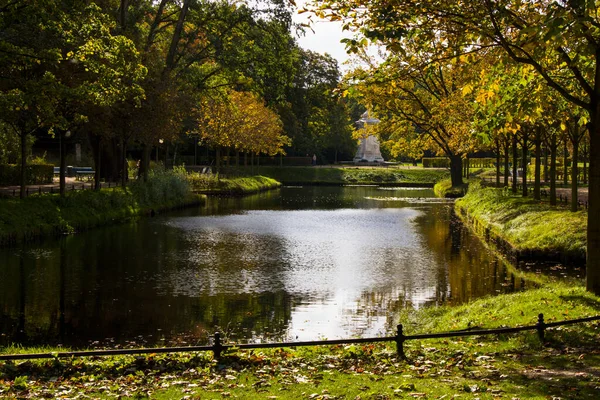 Parque Berlín Agua Árboles Otoño Recreación Urbana Parque Alemania — Foto de Stock