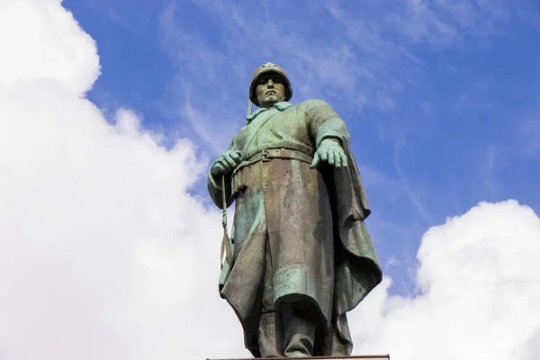 德国柏林蒂尔加滕的苏联战争纪念馆 名胜古迹 一定要去参观 蓝天背景 — 图库照片