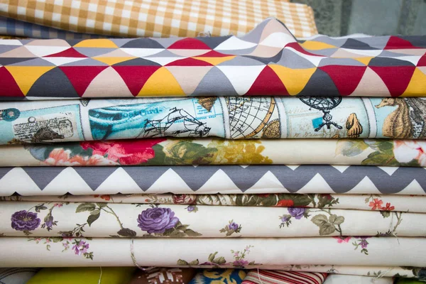 店の棚に絹や布を作ります 多色と多くのパターン トビリシの市場で絹を圧延 グルジア — ストック写真