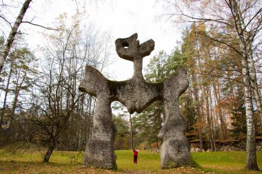 VILNIUS, LITHUANIA - Vilnius, Litvanya 'nın açık hava müzesi. Uluslararası modern sanat yeri. Anıtlar ve soyut sanat. Açık havada modern sanat..