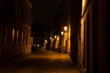 Vilnius şehir merkezi sokağı gece ve sokak lambaları. Sarı renkli ışık. Seyahat et ve yeri ziyaret et..
