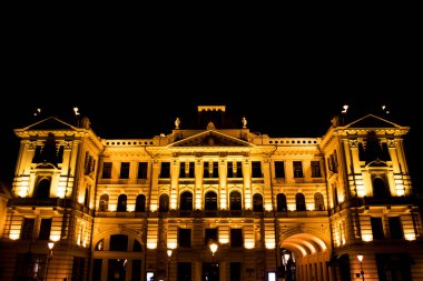 VILNIUS, LITHUANIA - 17 Ekim 2017: Grand Hotel Kempinski şehir merkezinde, sarı ışıklar