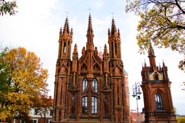 St. Anne Kilisesi Vilnius 'un Eski Kasabası' nda Vilnia Nehri 'nin sağ kıyısında bulunan bir Roma Katolik kilisesidir. Bu, hem Flamboyant Gotik hem de Brick Gothic stillerinin önemli bir örneğidir. St. Anne 's, Vilnius Eski Kasabası' nın önemli bir simgesidir.