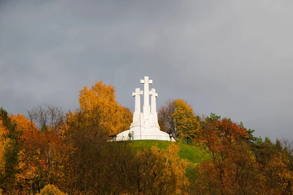 Vilnius Lithuania October 2017 Tree Cross Hill — стокове фото