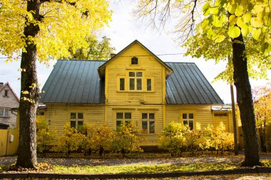 Parnu Estonya 'nın güneybatısında Parnu Körfezi' ne bakan bir tatil şehridir. Eski köy evleri ve sokaklar.