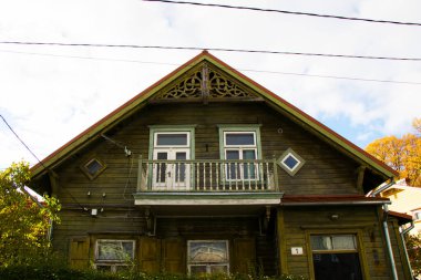 Litvanya 'nın Trakai kentindeki eski köy ahşap evi. Trakai, Litvanya' nın güneydoğusunda, Vilnius 'un batısında bir kasabadır. Trakai Tarihi Parkının Bir Parçası.