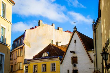 TALLINN, ESTONIA - 20 Ekim 2017: Tallinn 'deki bina ve mimari dış görünüş, renkli eski tarz evler ve sokak durumu.