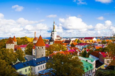 Şehir manzarası ve bina çatıları, mimari ve tarih simgelerinin şehir manzarası yeri ziyaret etmeli.