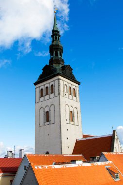 TALLINN, ESTONIA - 20 ECTOBER 2017 - Eski kasabada bina, ünlü simgeler
