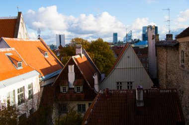 TALLINN, ESTONIA - 20 Ekim 2017: Tallinn 'deki bina ve mimari dış görünüş, renkli eski tarz evlerin çatıları.